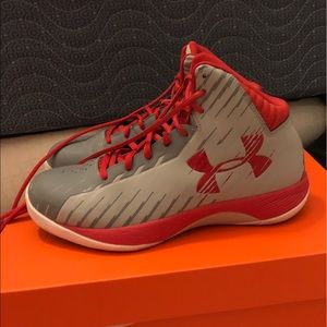 UNDER ARMOUR basketball shoes